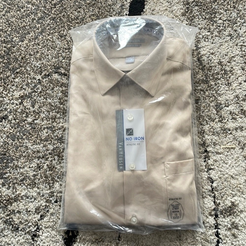 NWT Van-Heusen men’s dress shirt. Tan 15x32/33.